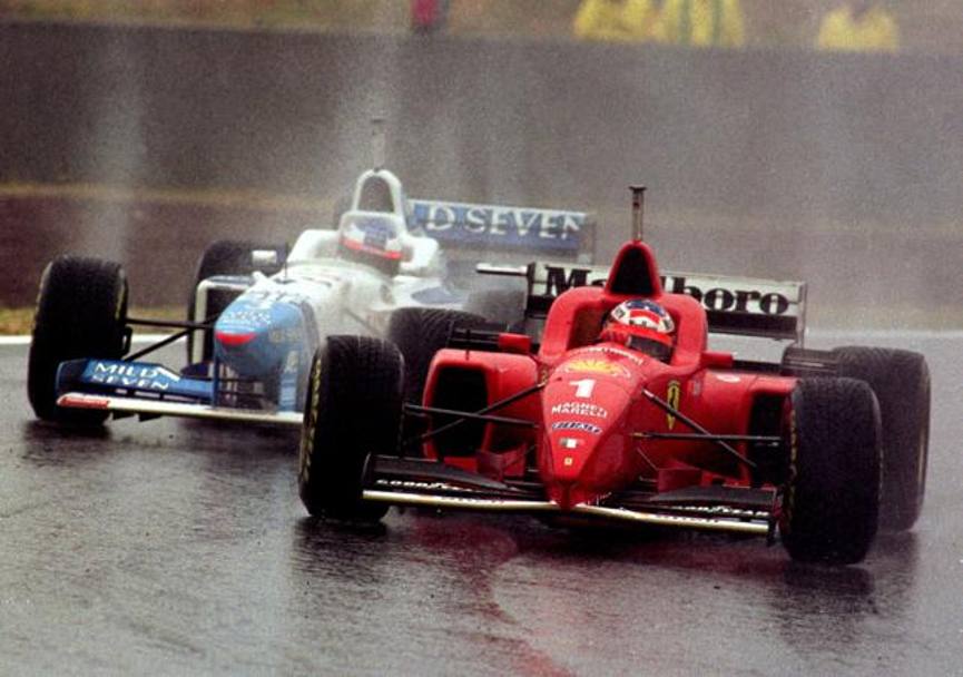 Barcellona &#39;96: Alesi (Benetton) tallona Schumacher (Ferrari). Reuters